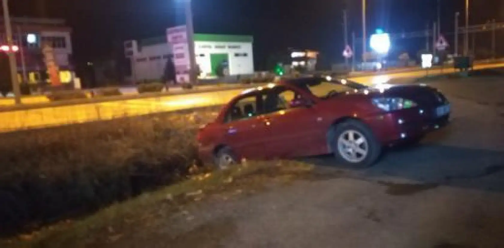 Geri kayan araç kanala düştü