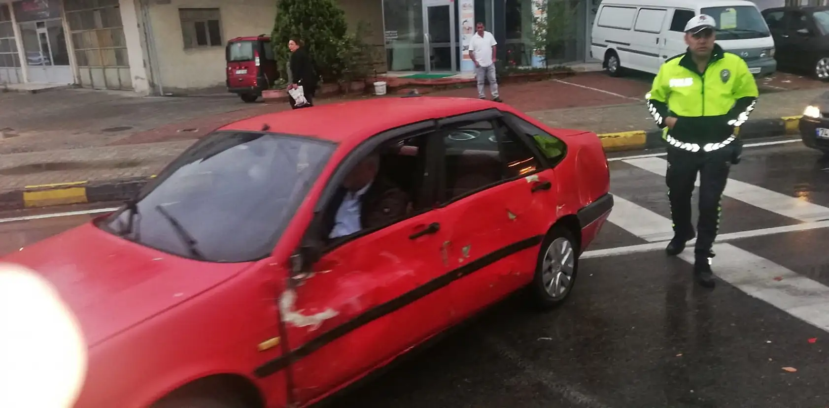 Çatmaca'da kamyonla otomobil çarpıştı