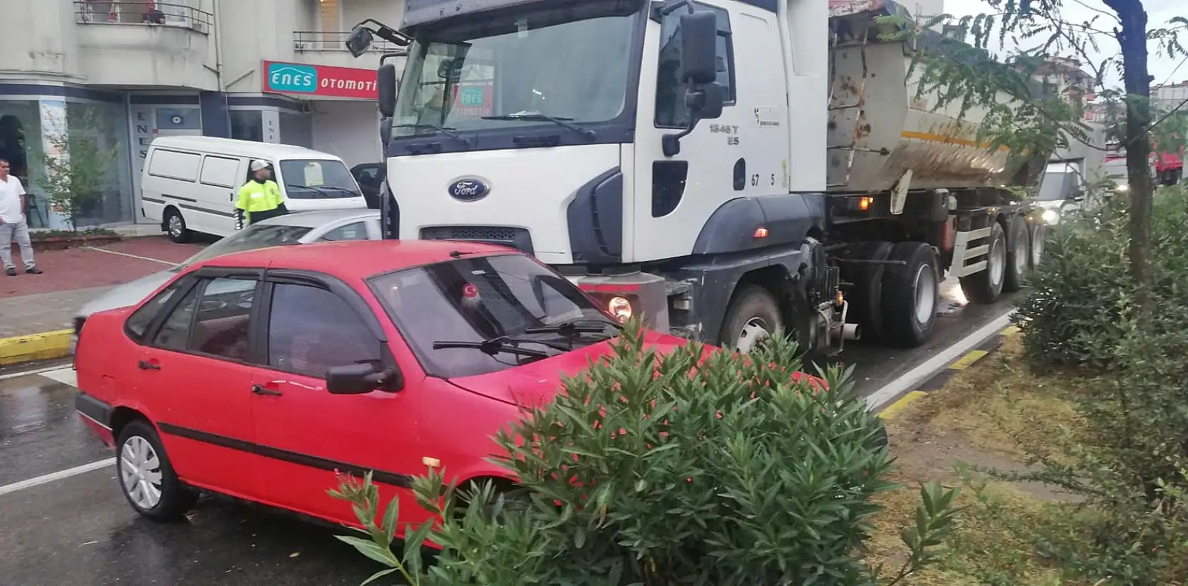 Çatmaca'da kamyonla otomobil çarpıştı