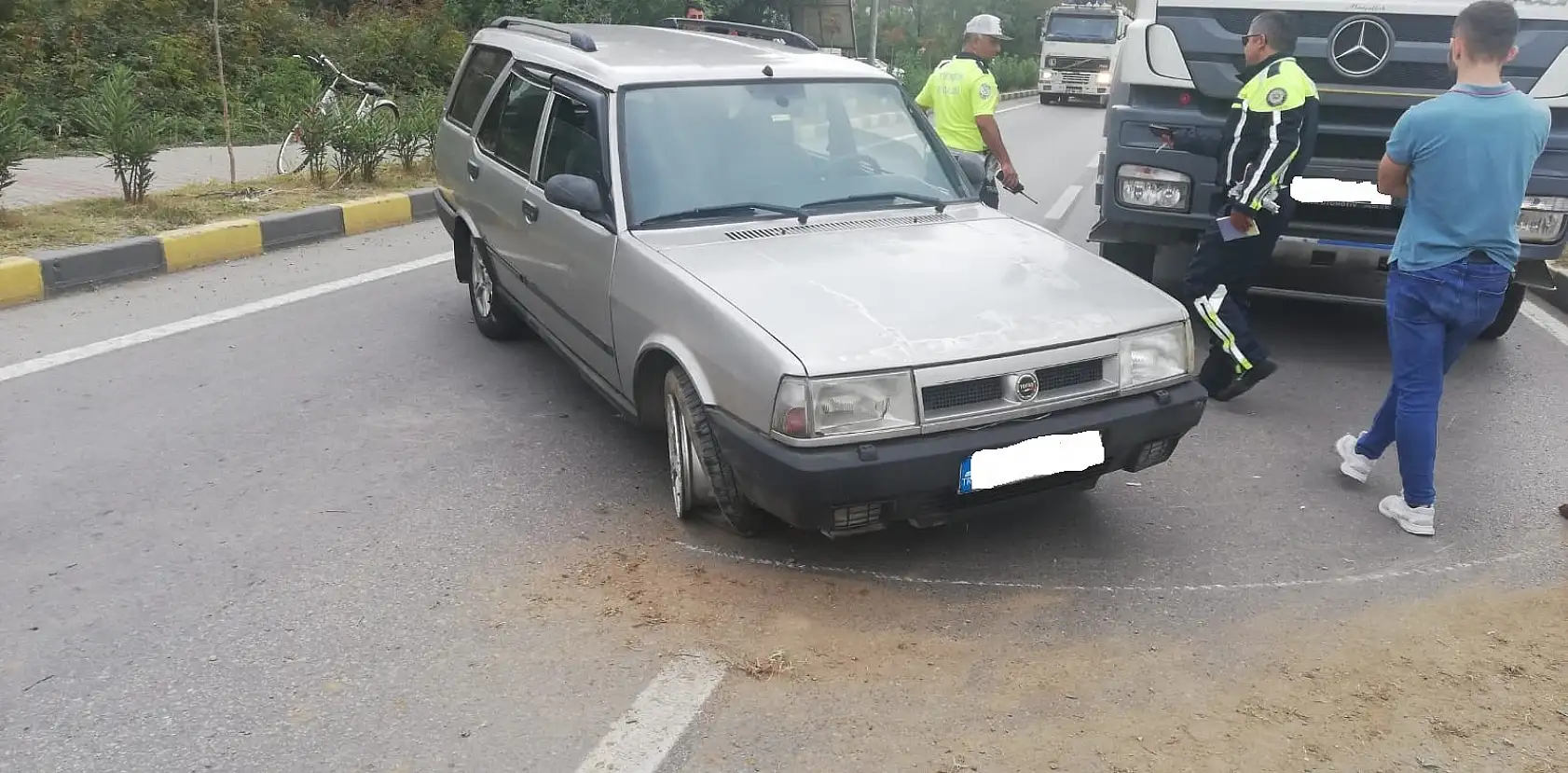 Kamyon ile otomobil çarpıştı