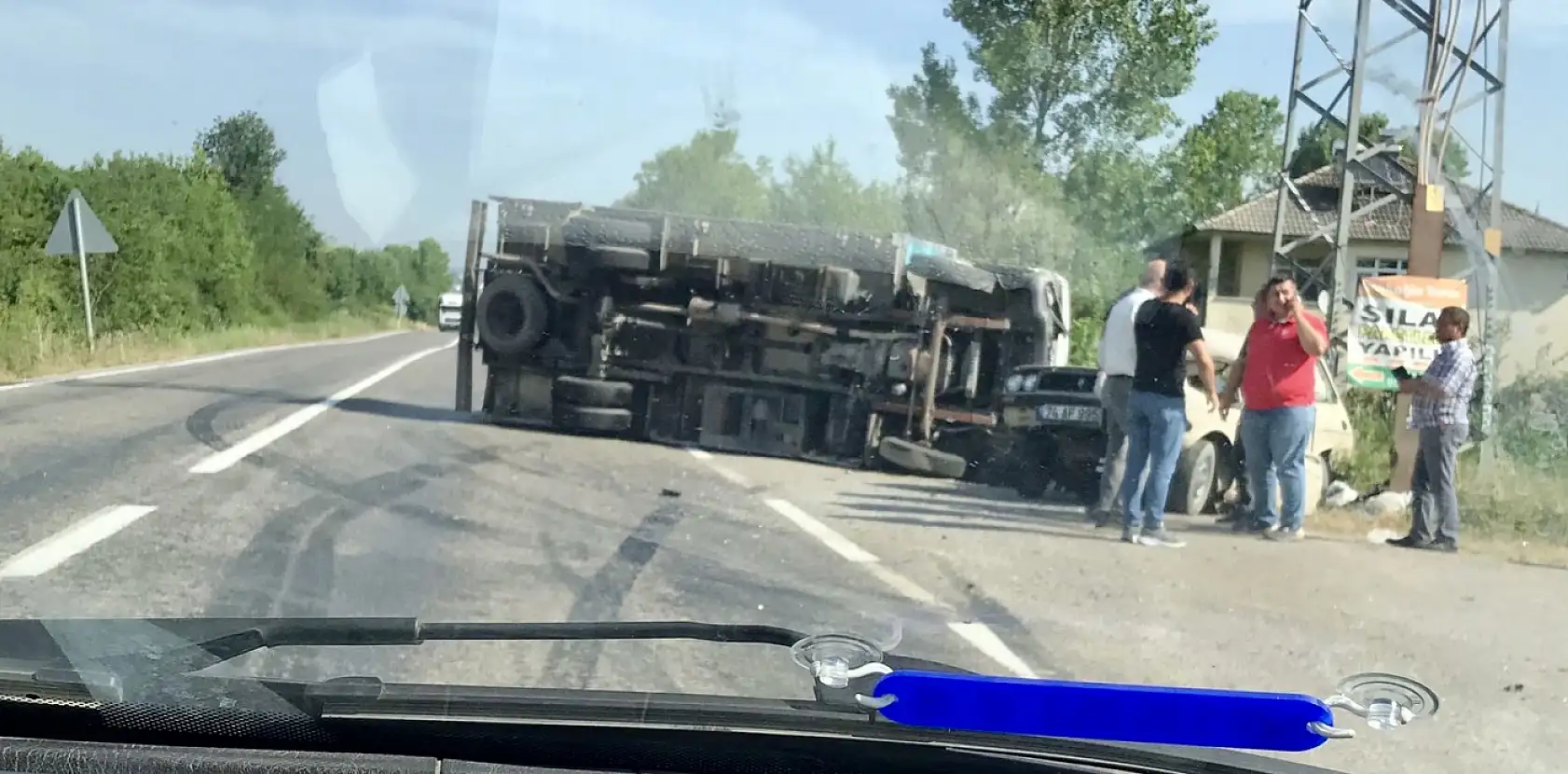 Otomobil ile çarpışan Kamyonet devrildi