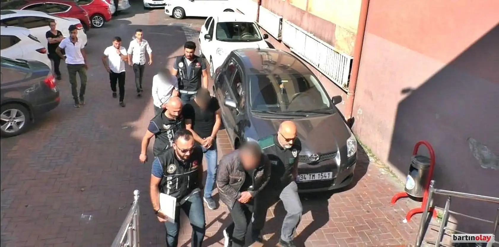 Sokak satıcılarına darbe, 2 kişi tutuklandı