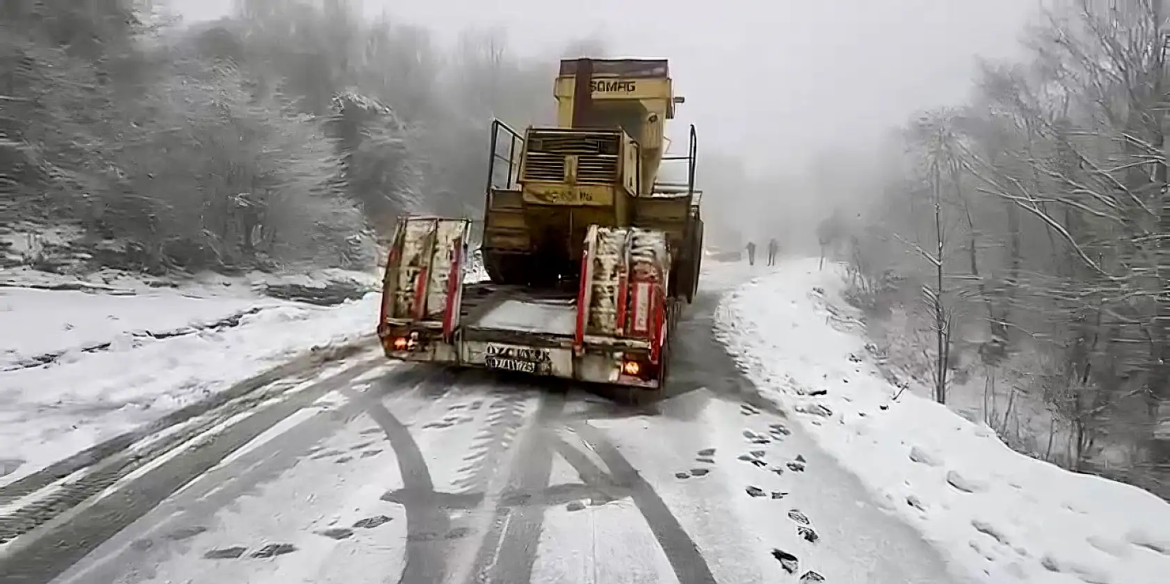 Karda kayan tır, yolu trafiğe kapattı