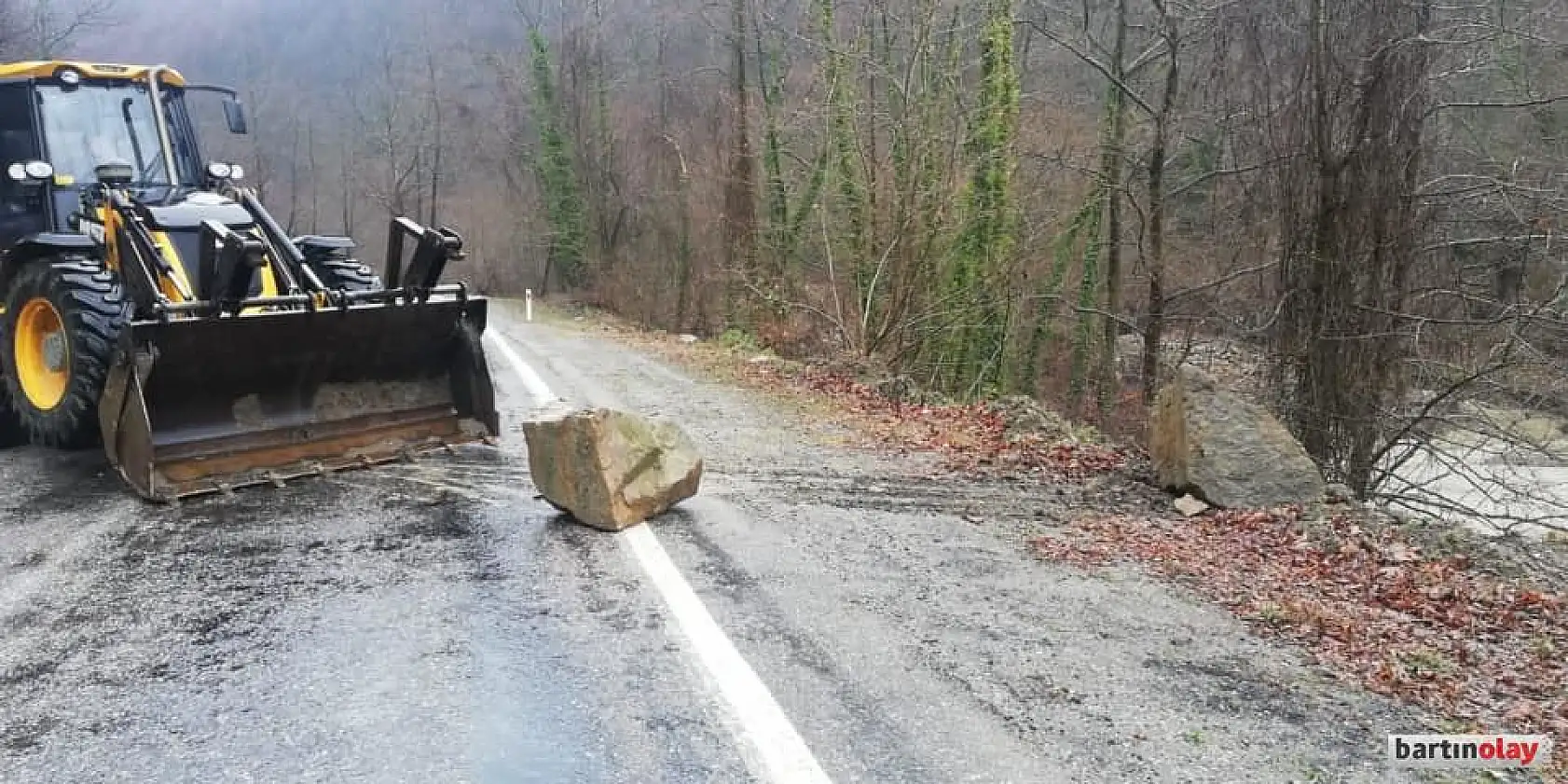 Kaya parçaları yola düştü