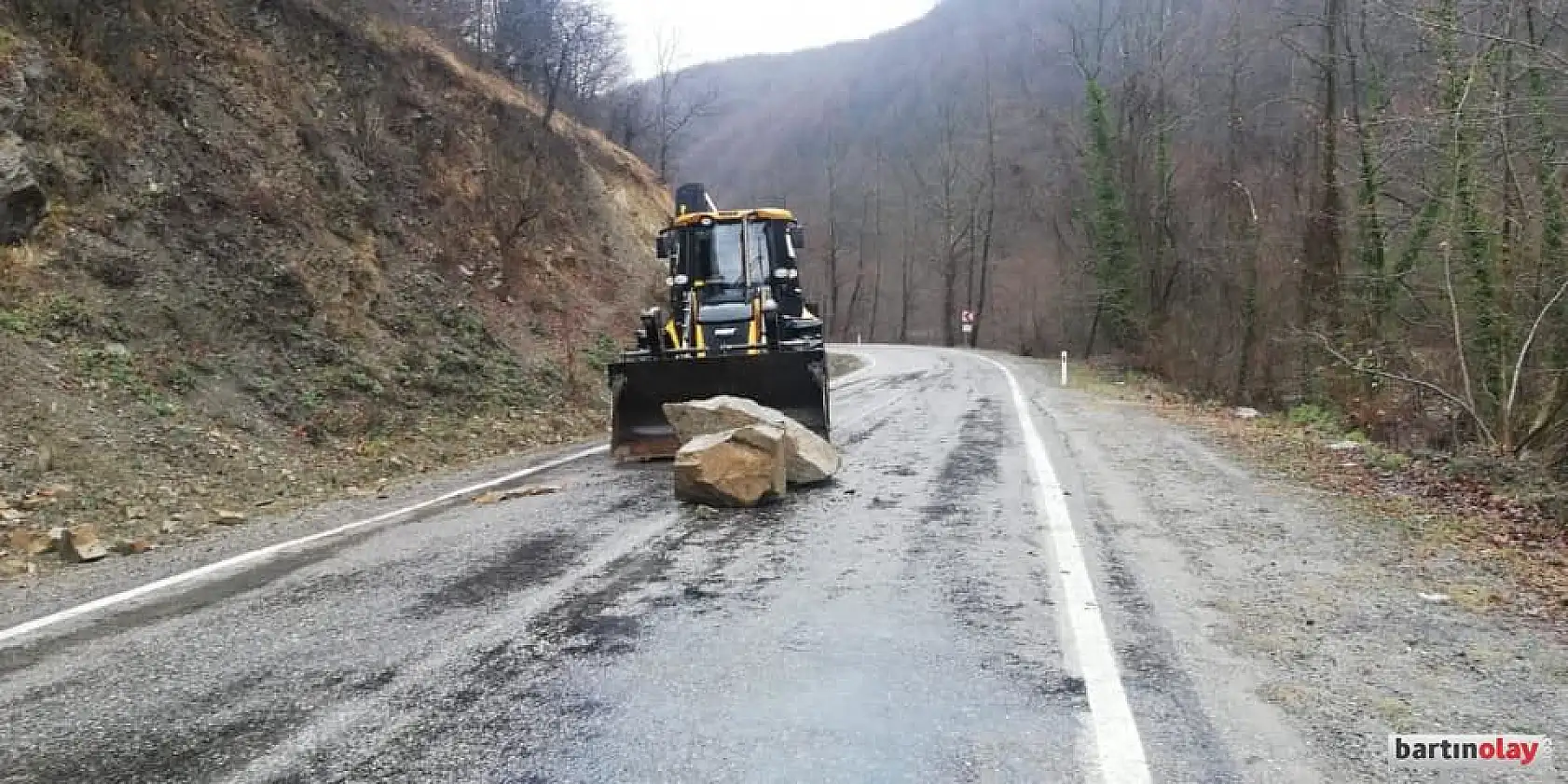 Kaya parçaları yola düştü