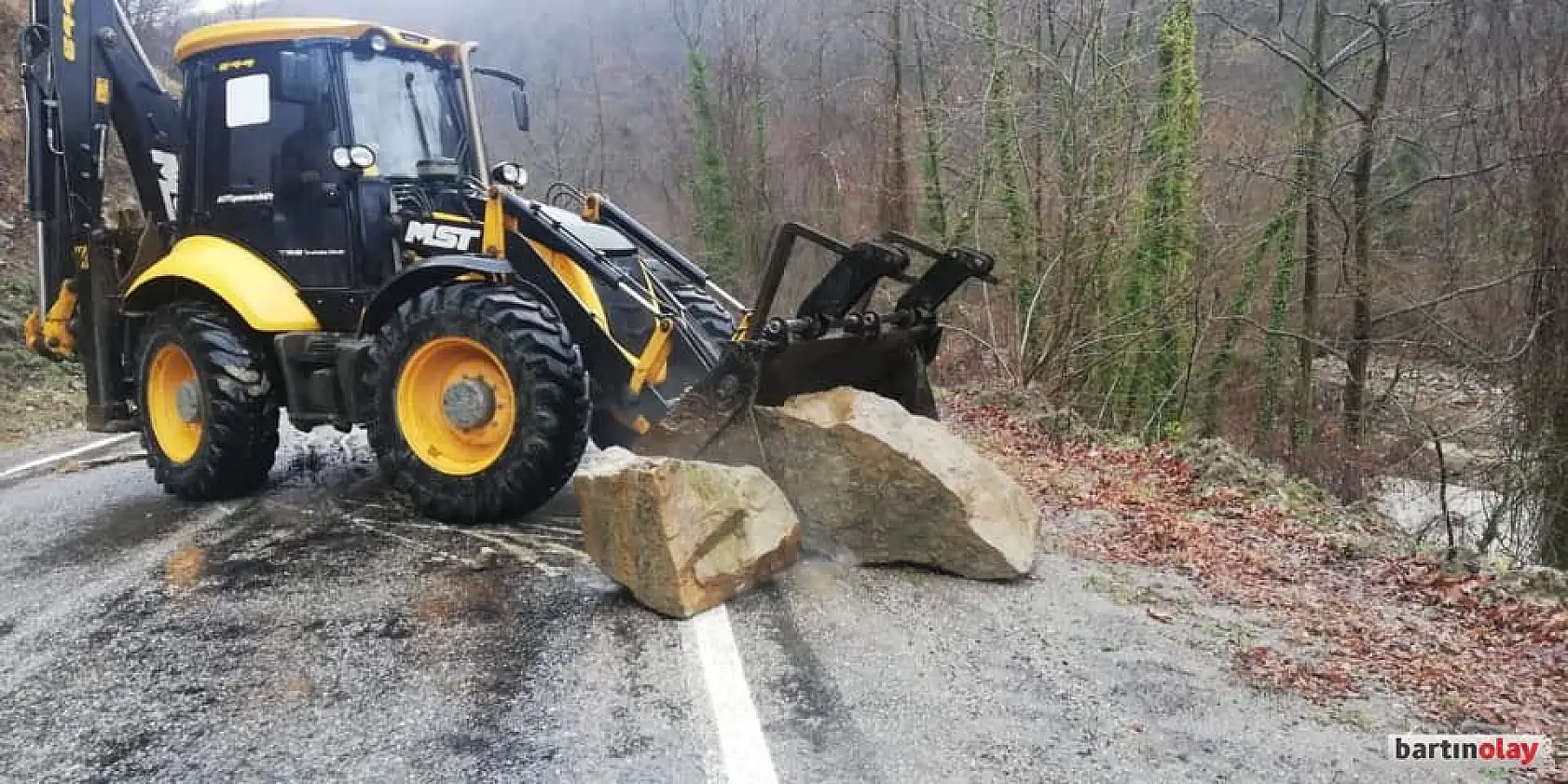 Kaya parçaları yola düştü