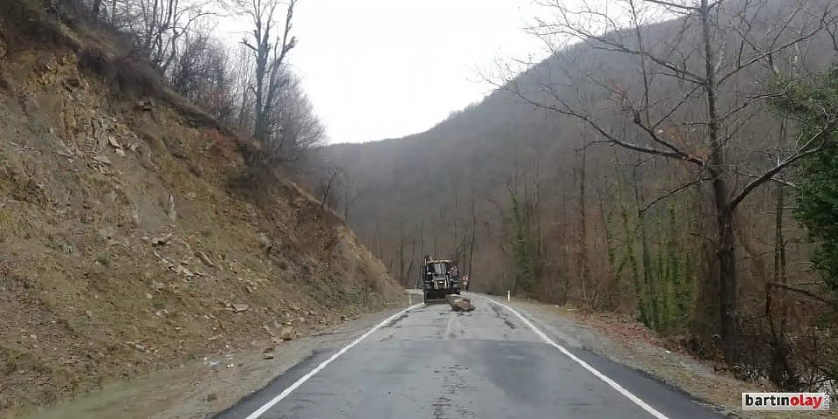 Kaya parçaları yola düştü