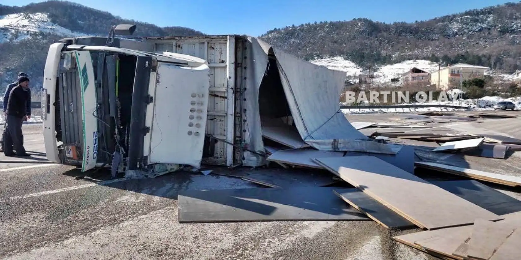 Freni boşalan kamyon devrildi