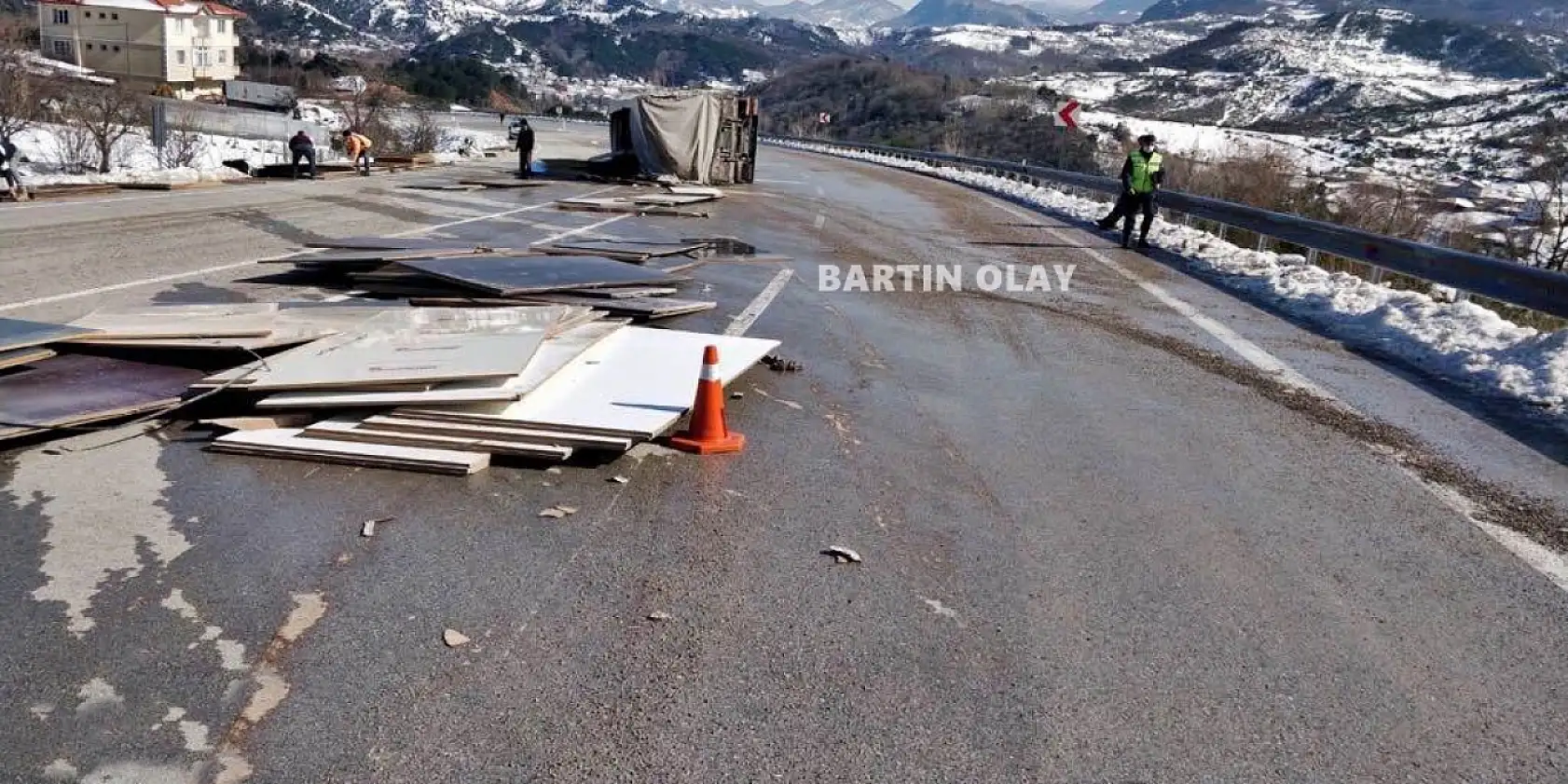Freni boşalan kamyon devrildi