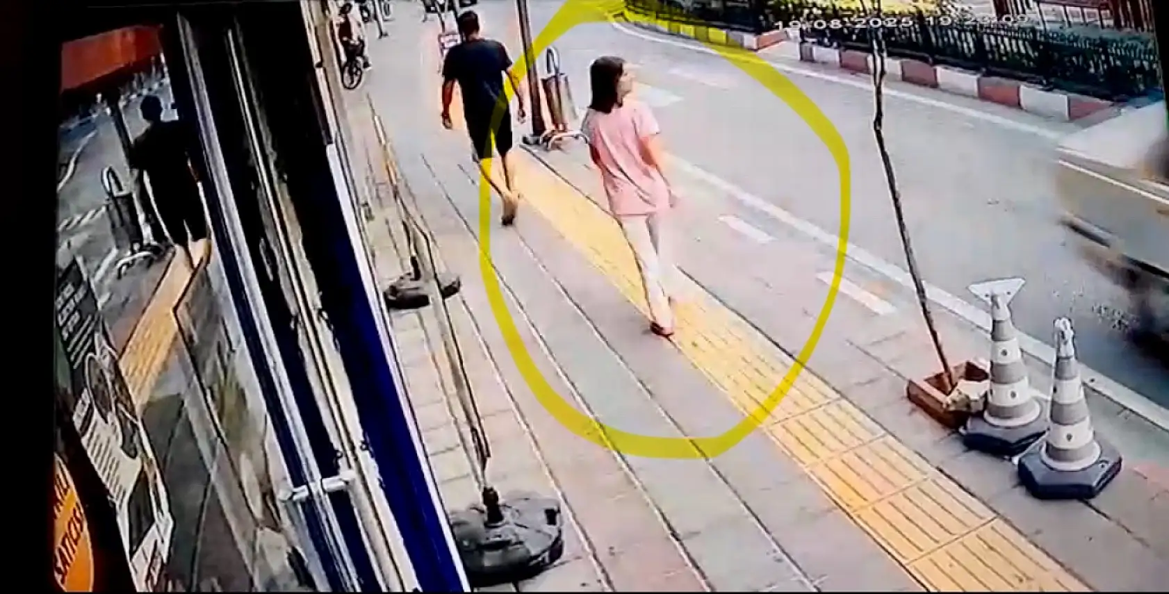 Küçük çocuğa araba çarptı