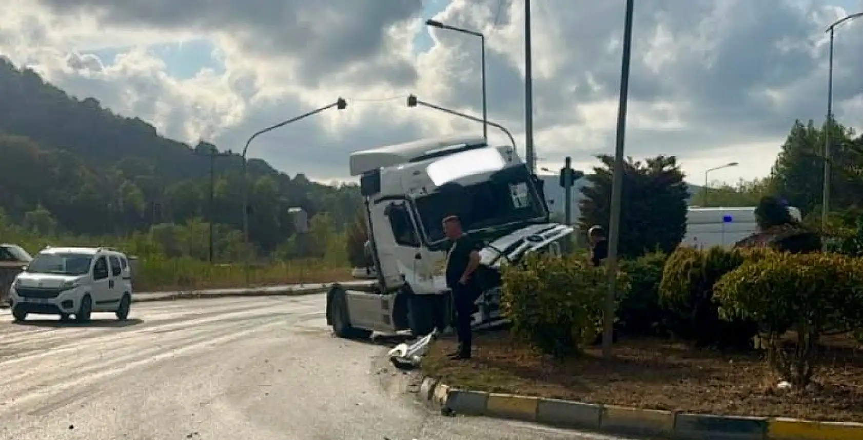 Çimento kavşağında kaza!