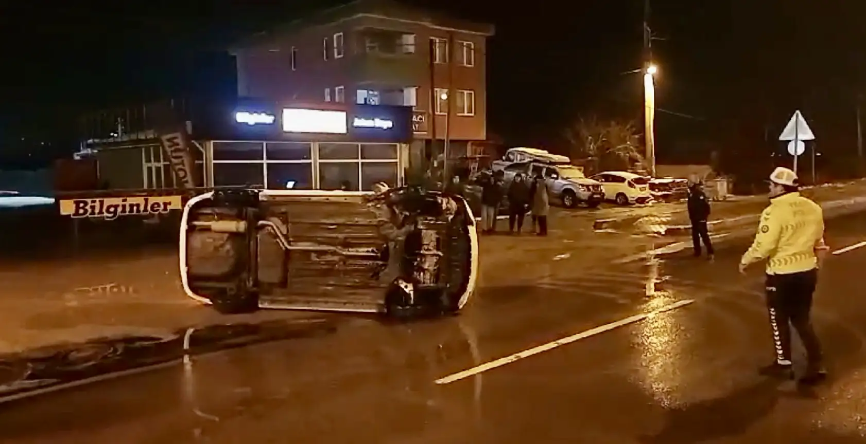 Kaza yapan sürücü aracı bırakıp gitti