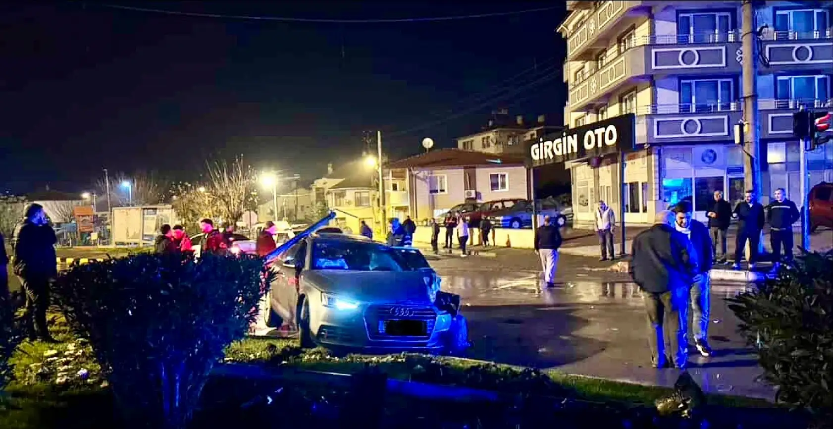 Çarptığı direk üzerine devrildi