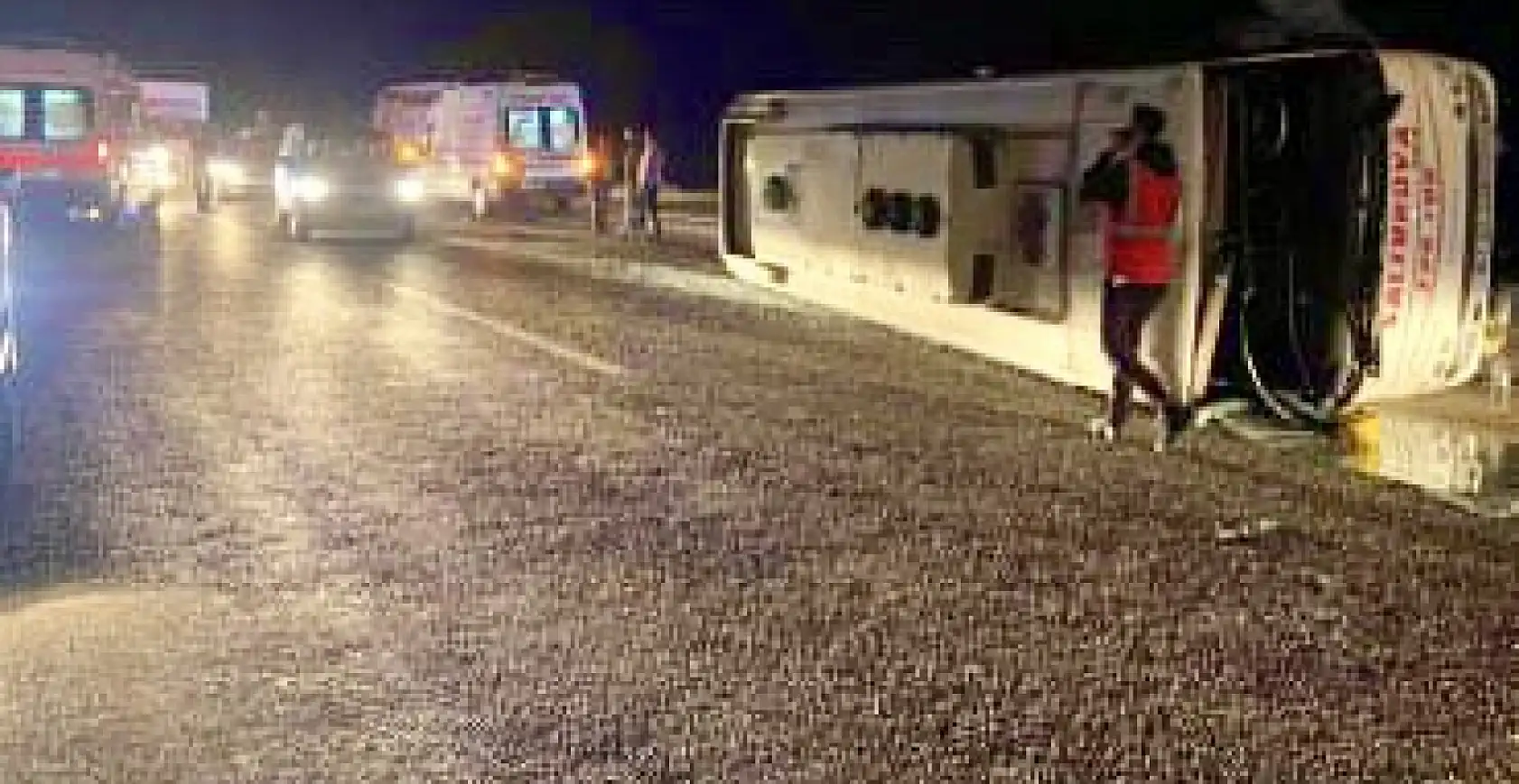 İşçi servisi devrildi, çok sayıda yaralı var