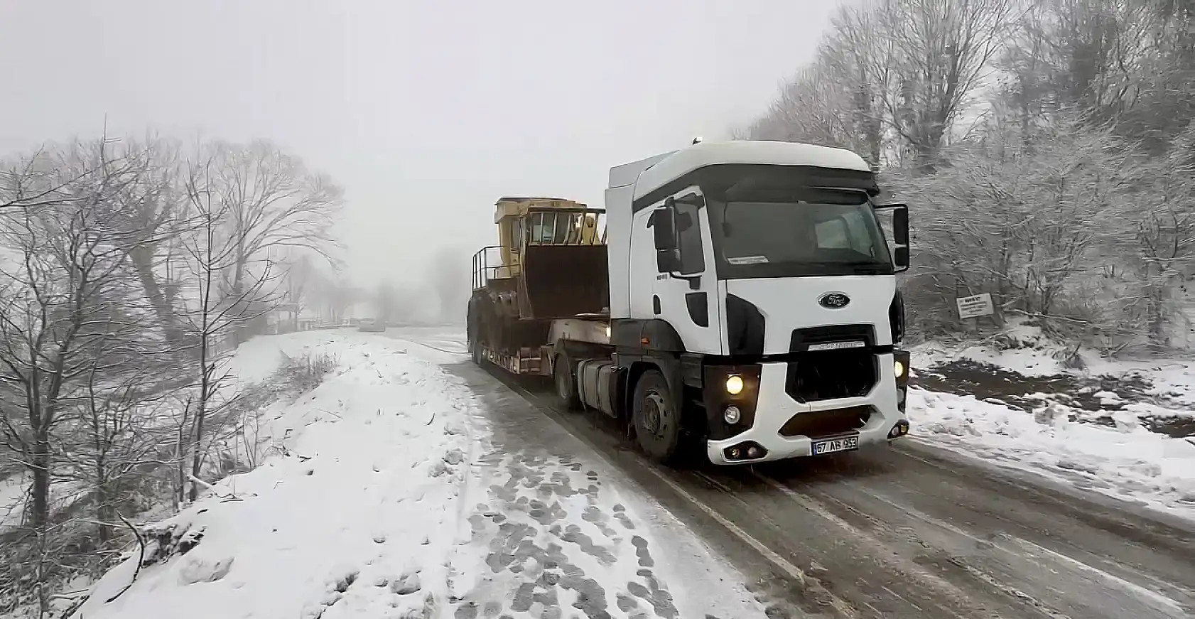 Karda kayan tır, yolu trafiğe kapattı