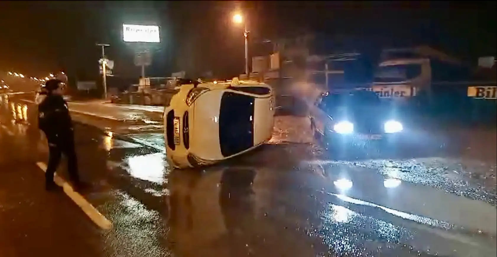 Kaza yapan sürücü aracı bırakıp gitti