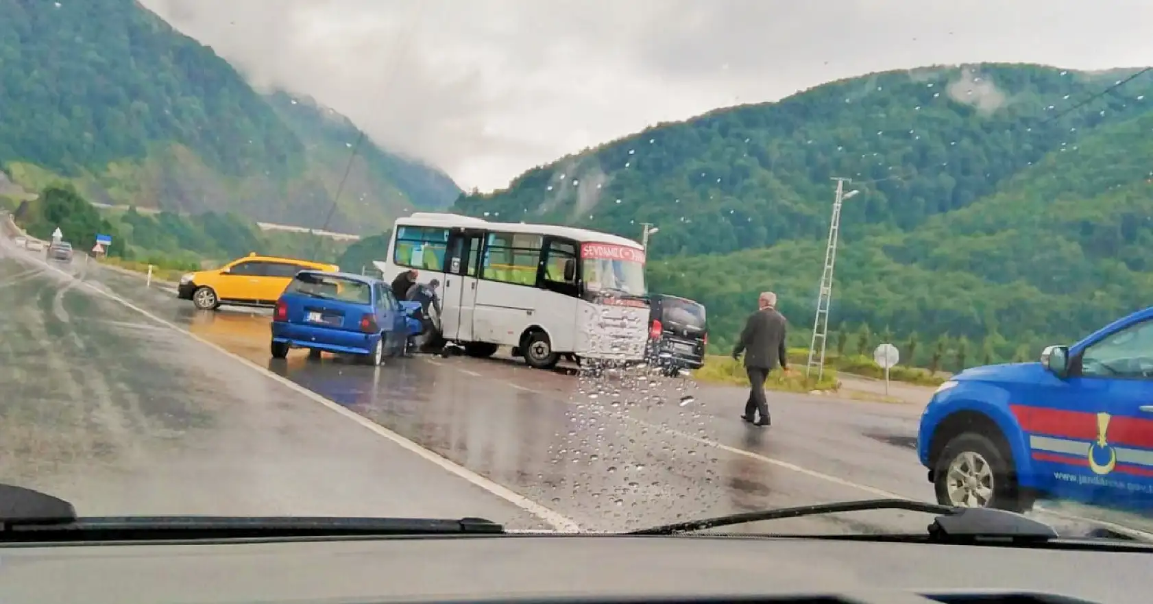 Minibüs ile otomobil çarpıştı