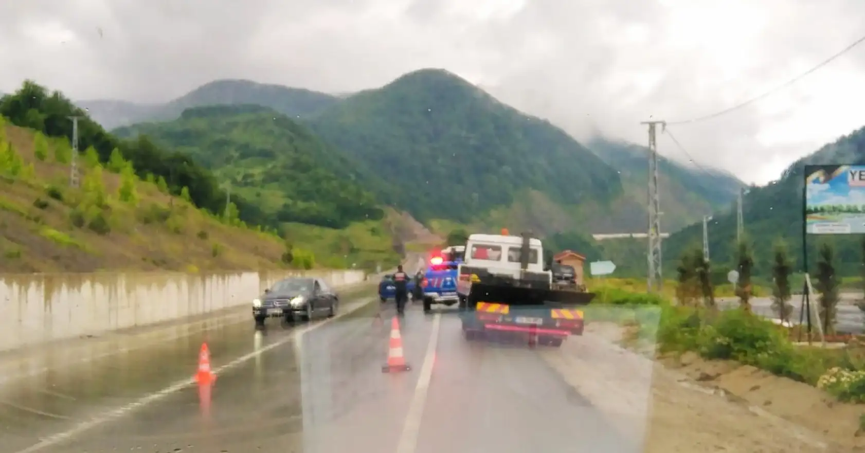 Minibüs ile otomobil çarpıştı