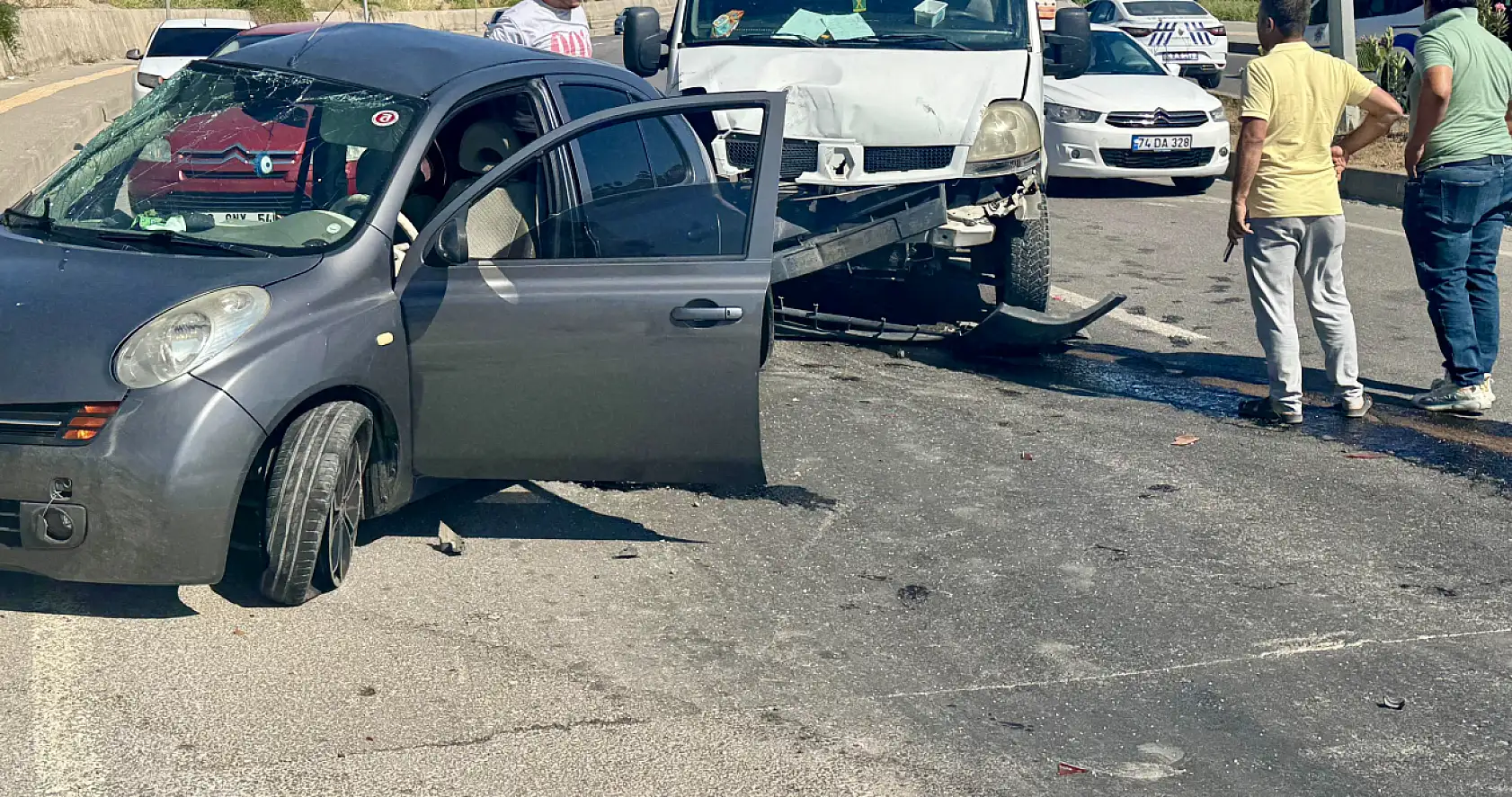 Karşı şeride geçen araca kamyonet çarptı