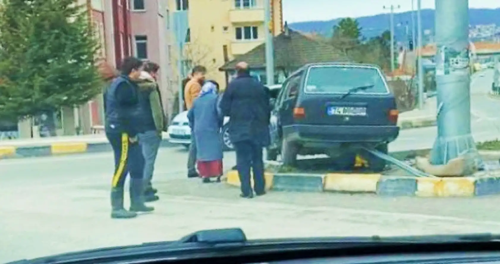 Otomobil orta refüje çıktı