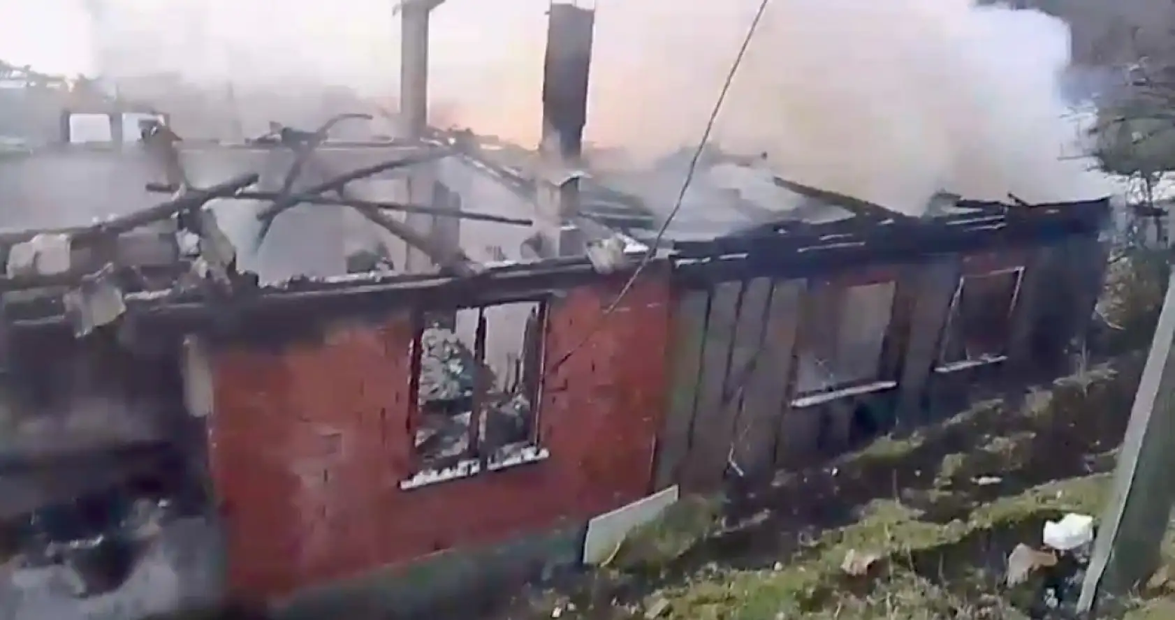 Çaresizce evin yanmasını izlediler