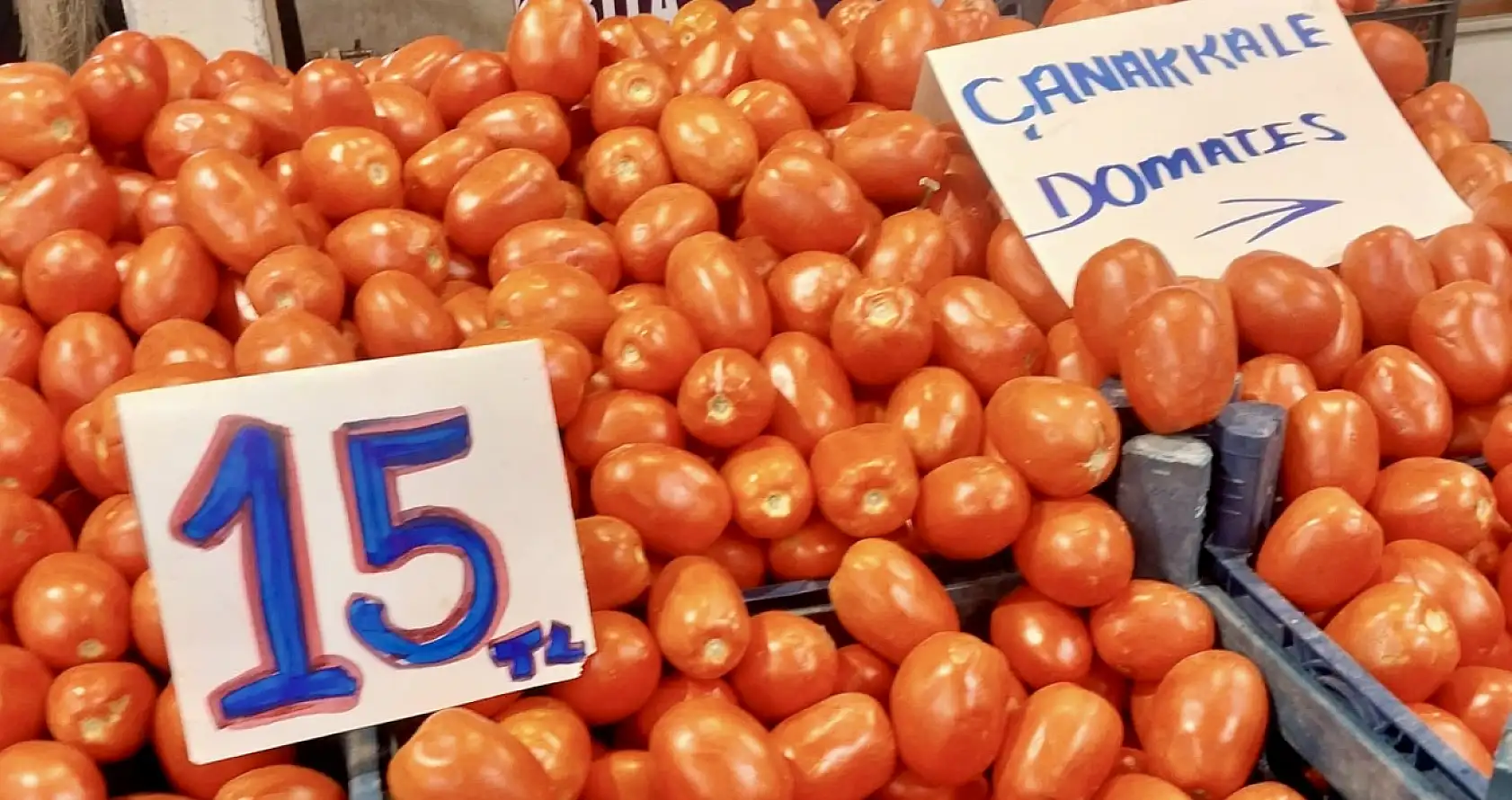 Salı pazarında tezgahların durumu