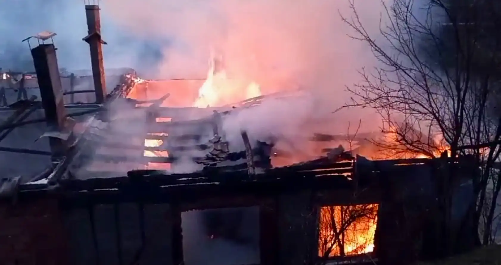 Çaresizce evin yanmasını izlediler