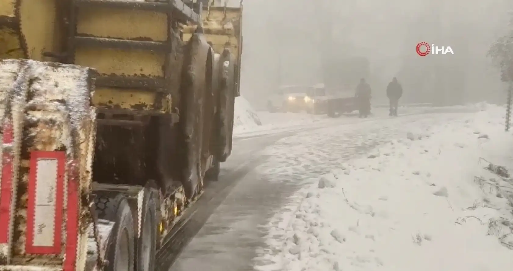 Karda kayan tır, yolu trafiğe kapattı