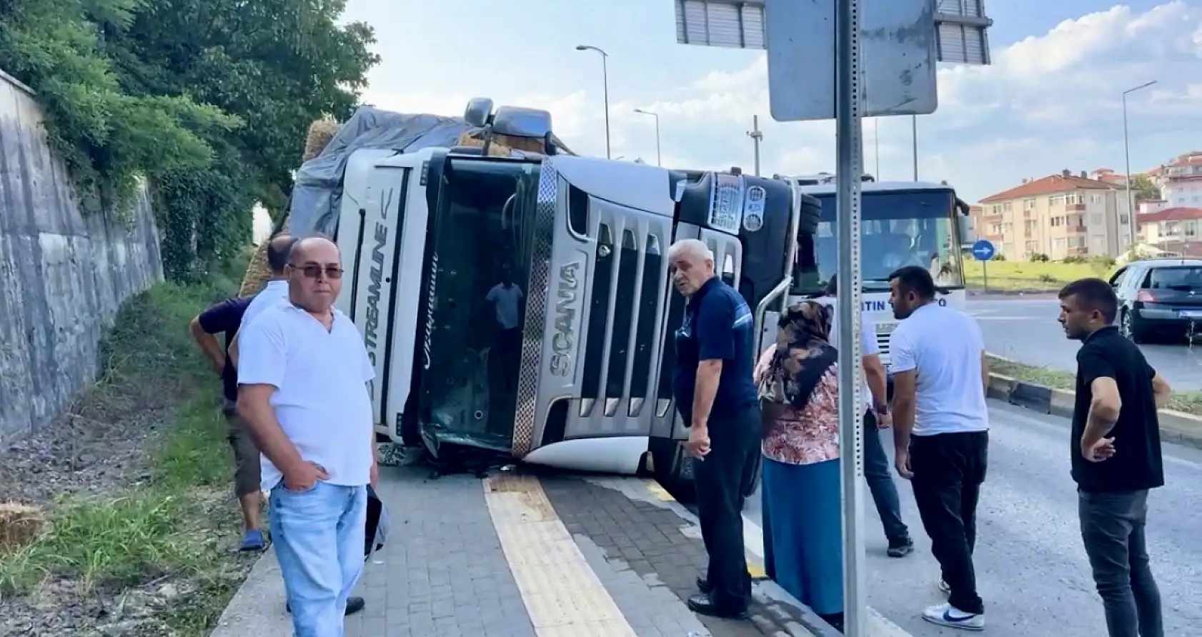 Saman yüklü tır devrildİ