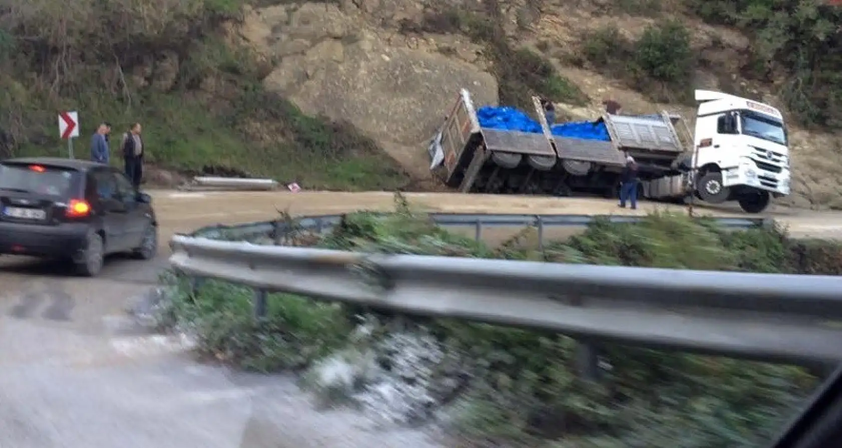 Kömür yüklü tır devrildi