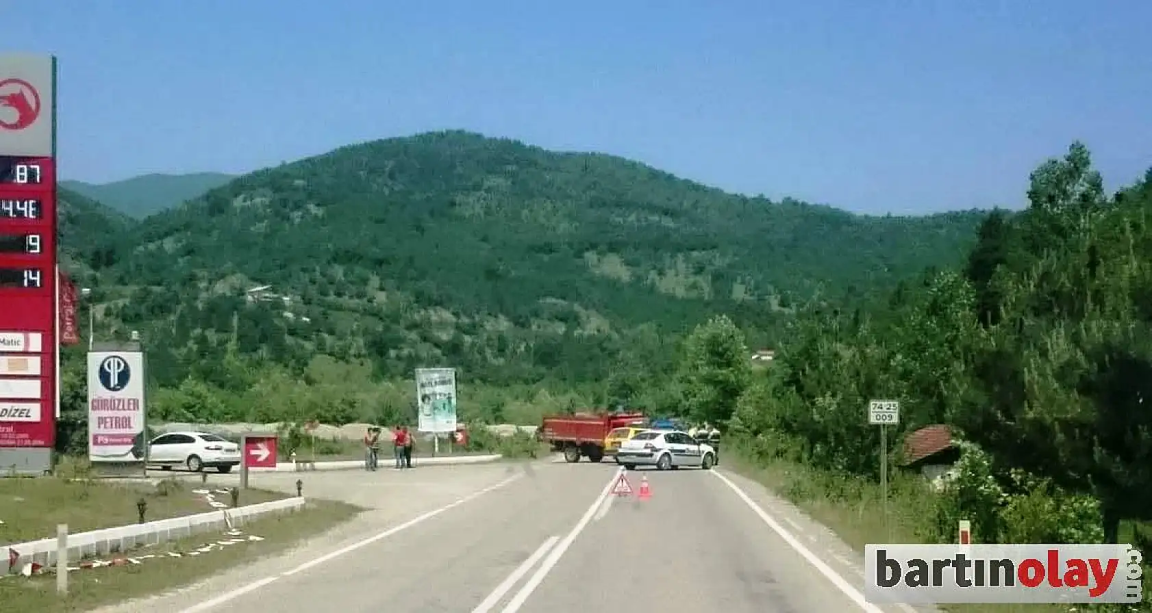 Otomobil ile kamyonet çarpıştı