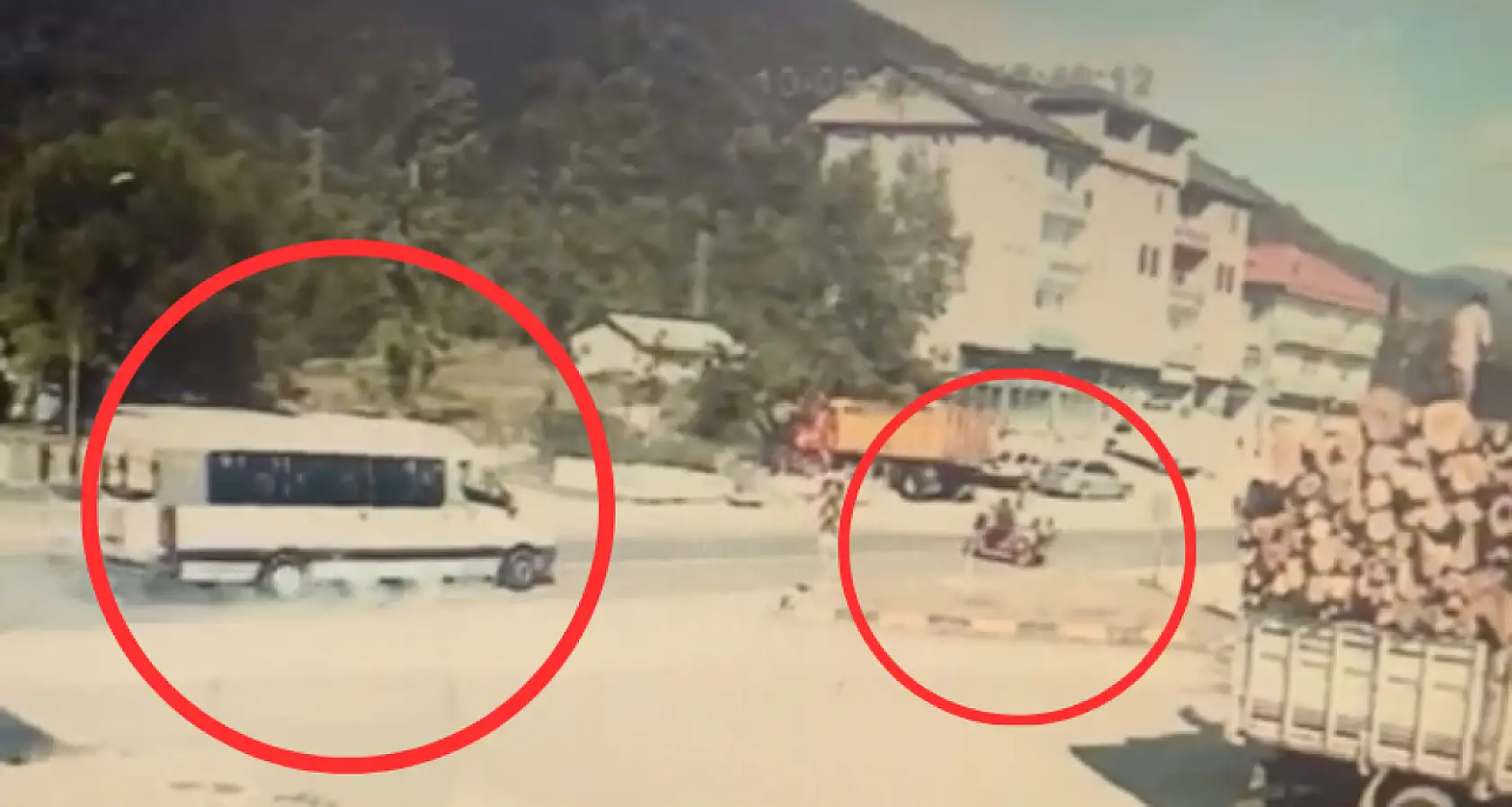 Yolcu minibüsüyle elektrikli bisiklet çarpıştı