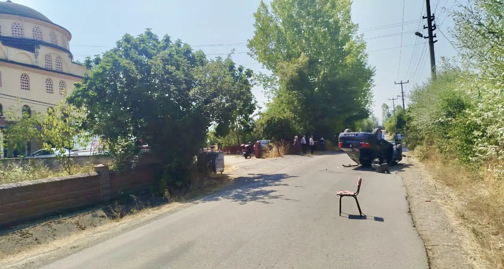 Direğe çarpan araç takla attı