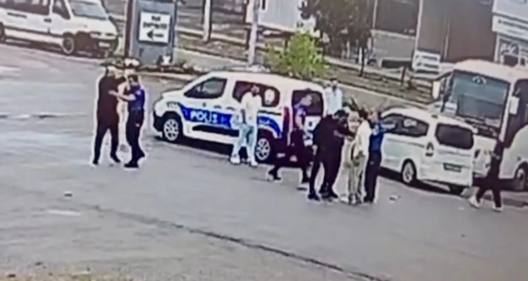 Polis kanlı çatışmayı önledi