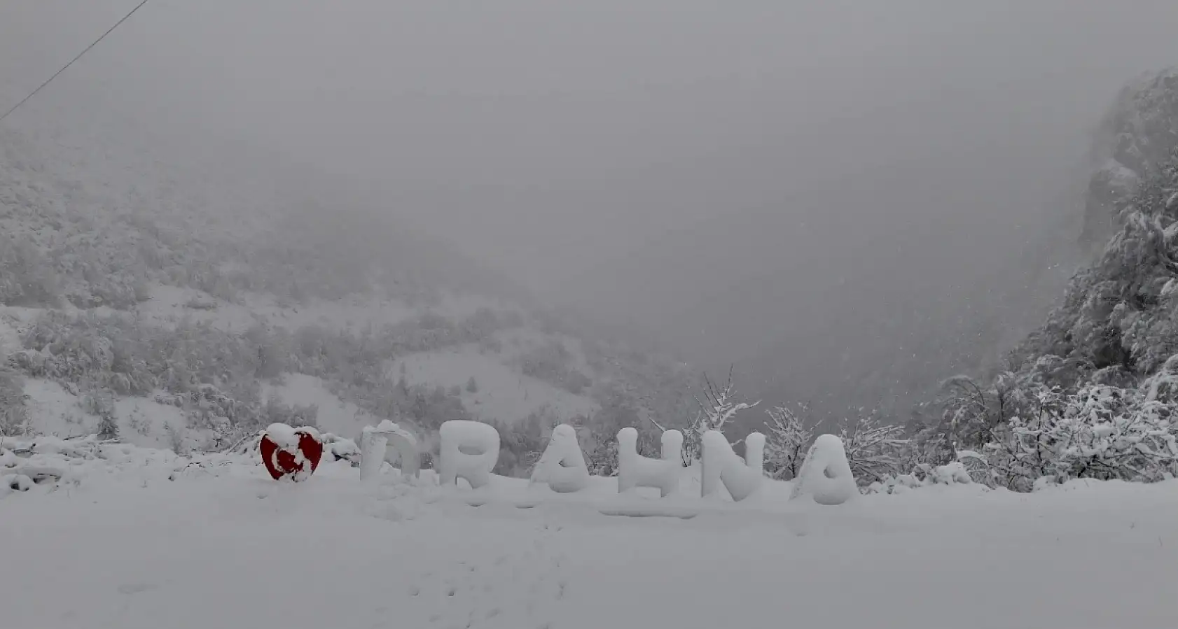 Zirvede kar manzarası