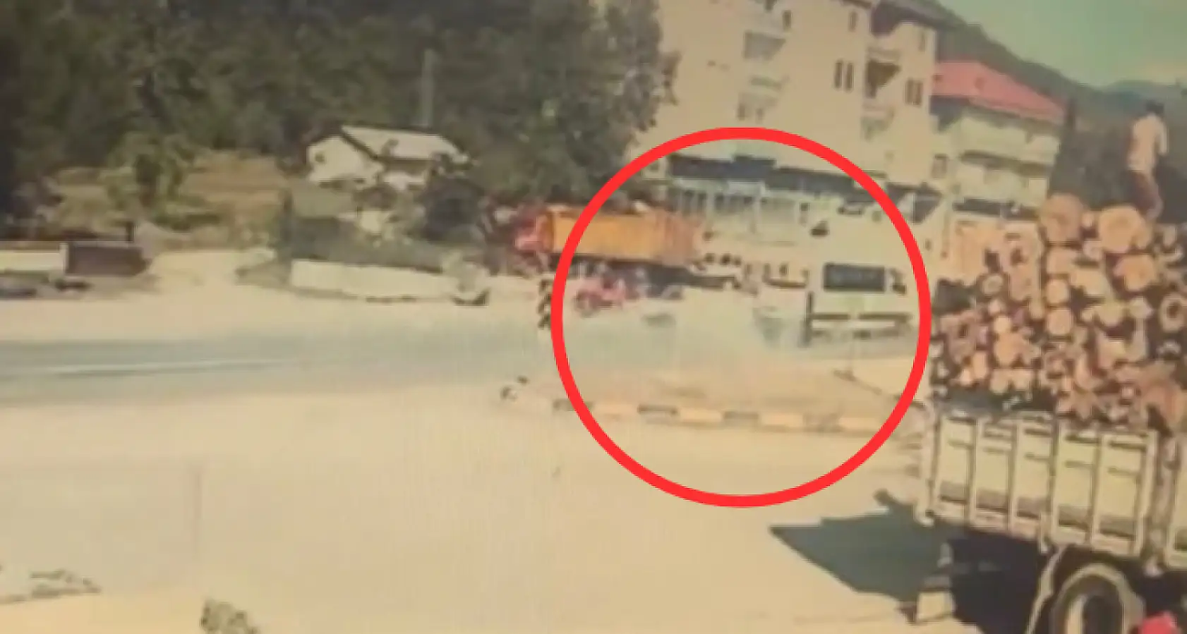 Yolcu minibüsüyle elektrikli bisiklet çarpıştı