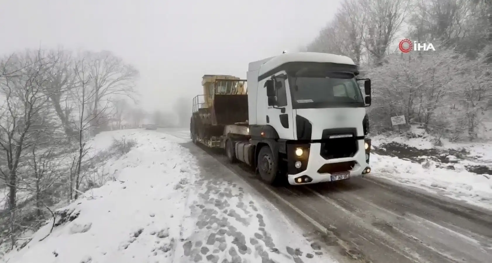 Karda kayan tır, yolu trafiğe kapattı
