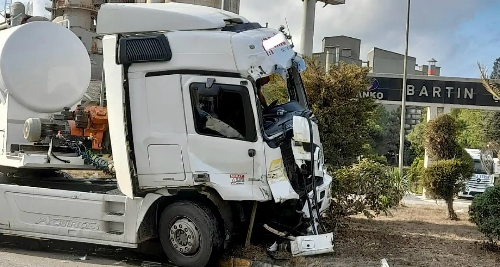 Çimento kavşağında kaza!