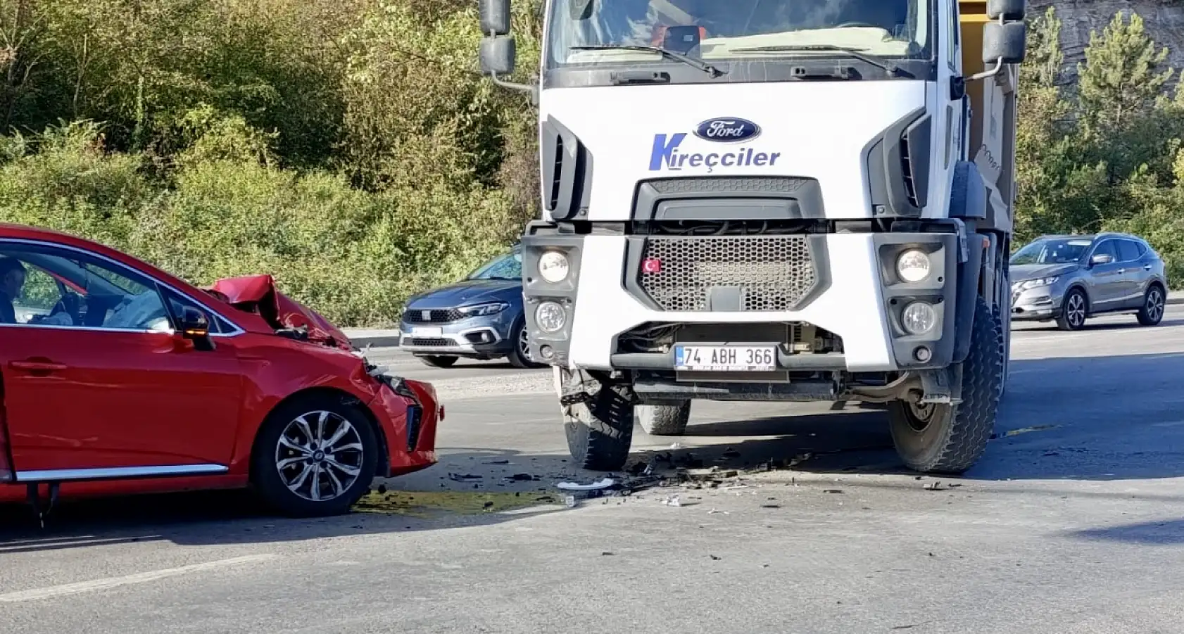 Kamyonla otomobil çarpıştı