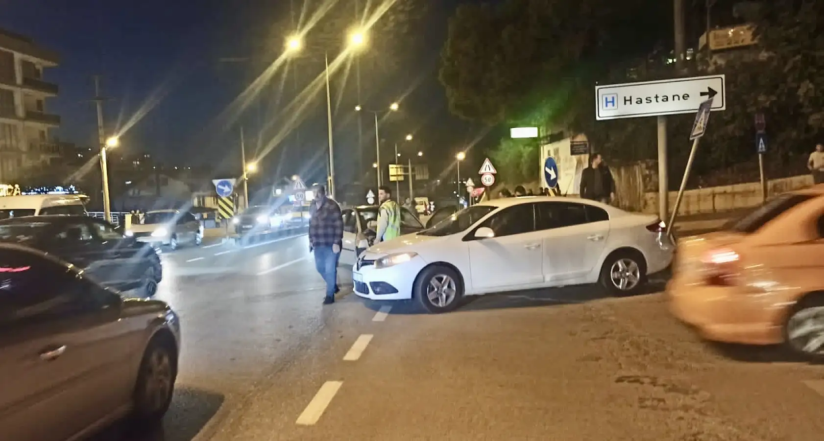 Hastane kavşağında çarpıştılar