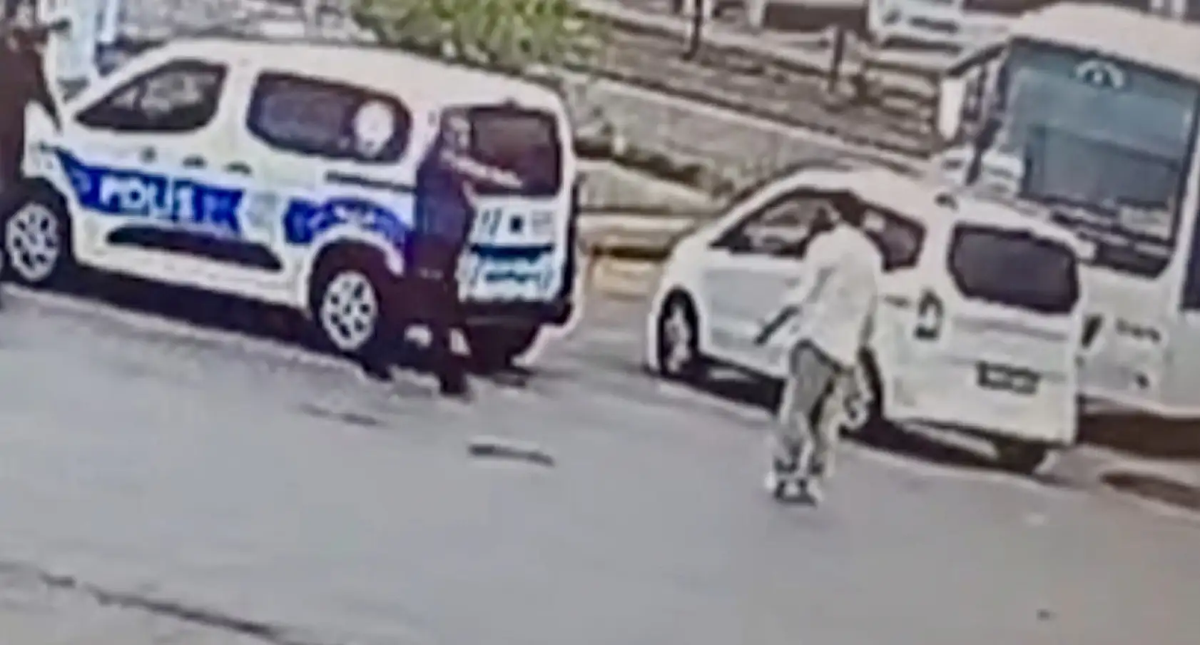 Polis kanlı çatışmayı önledi