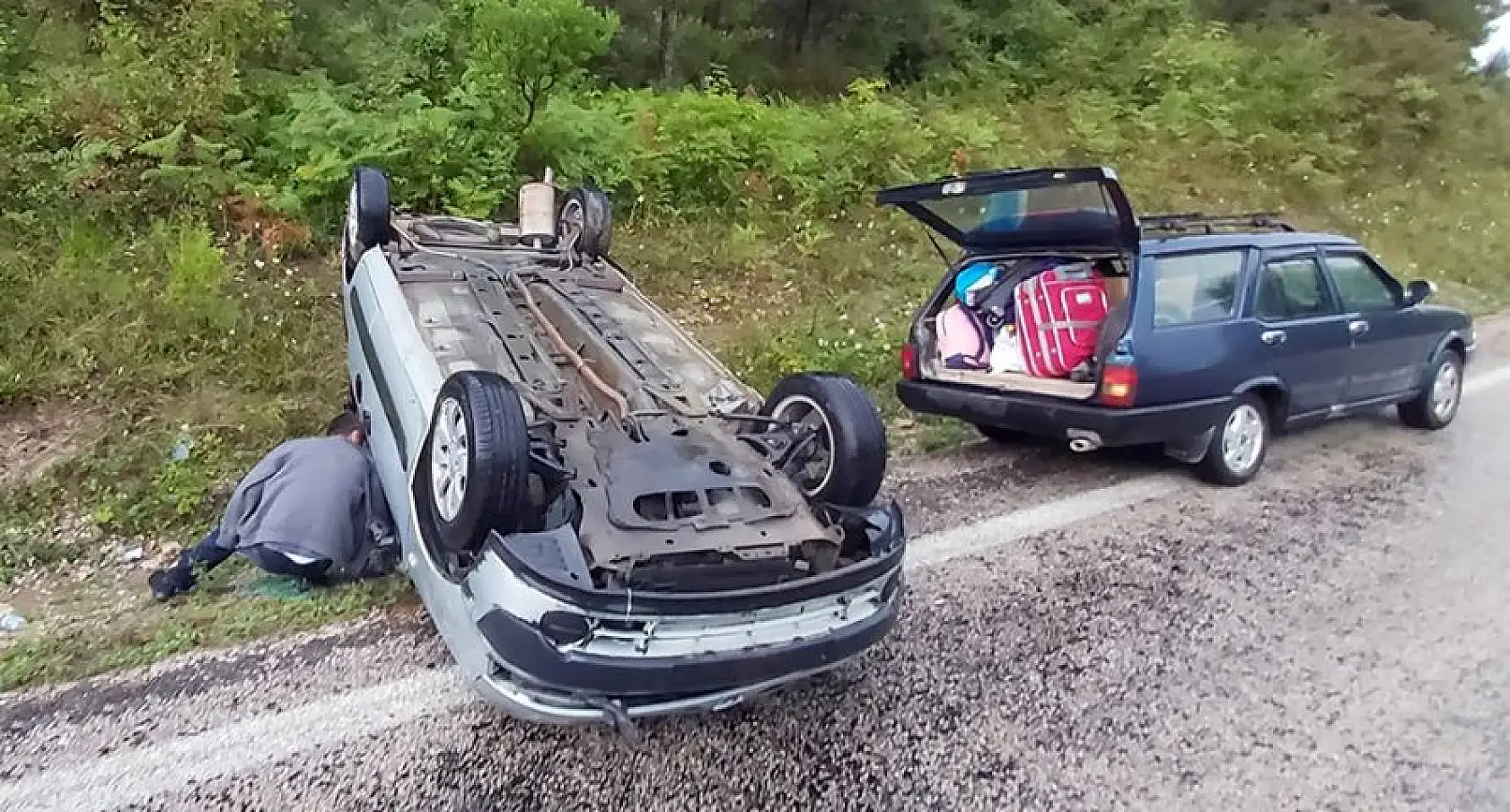Islak zeminde kontrolden çıkıp takla attı