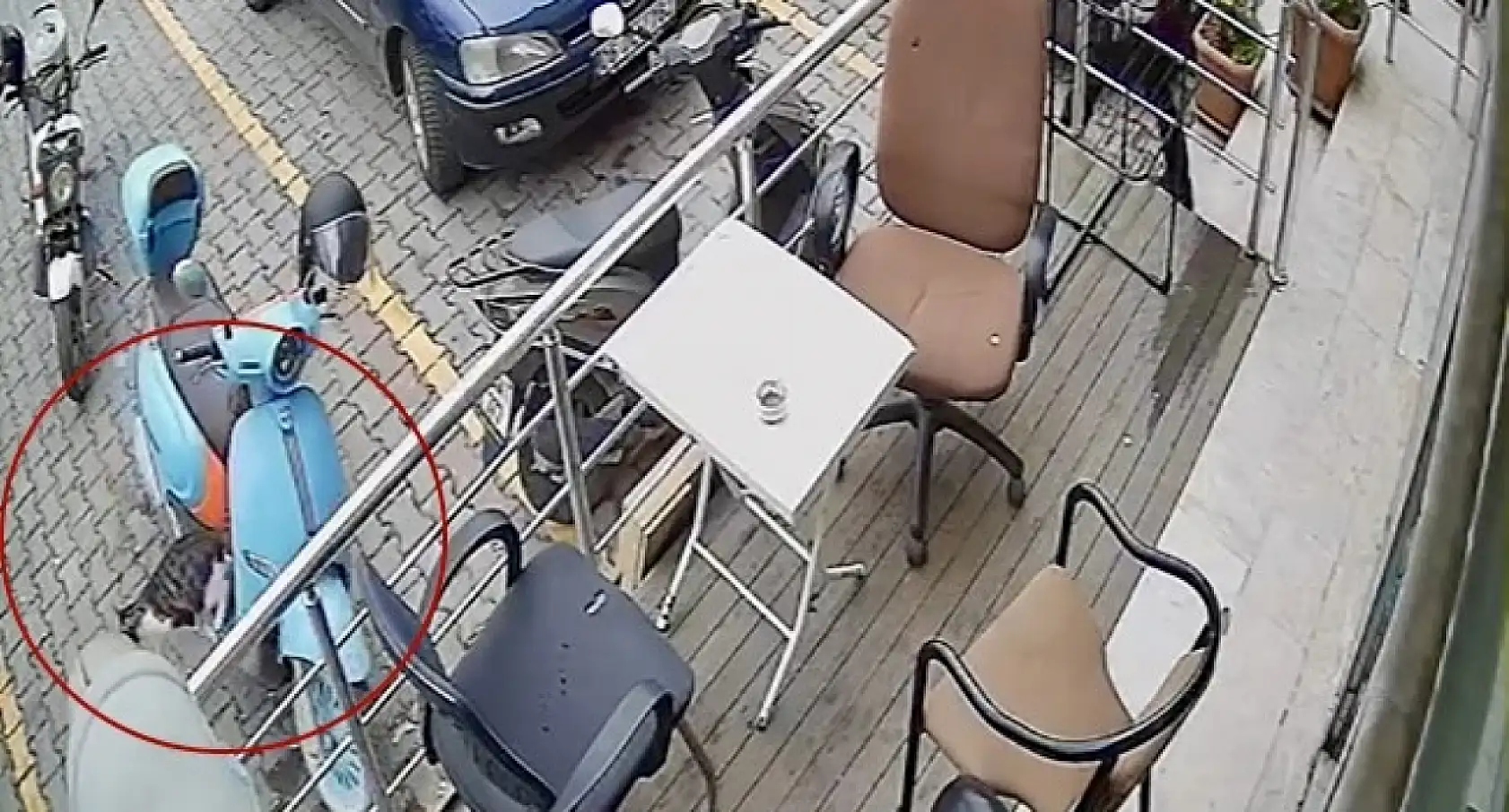 Pati darbesi motosikleti devirdi