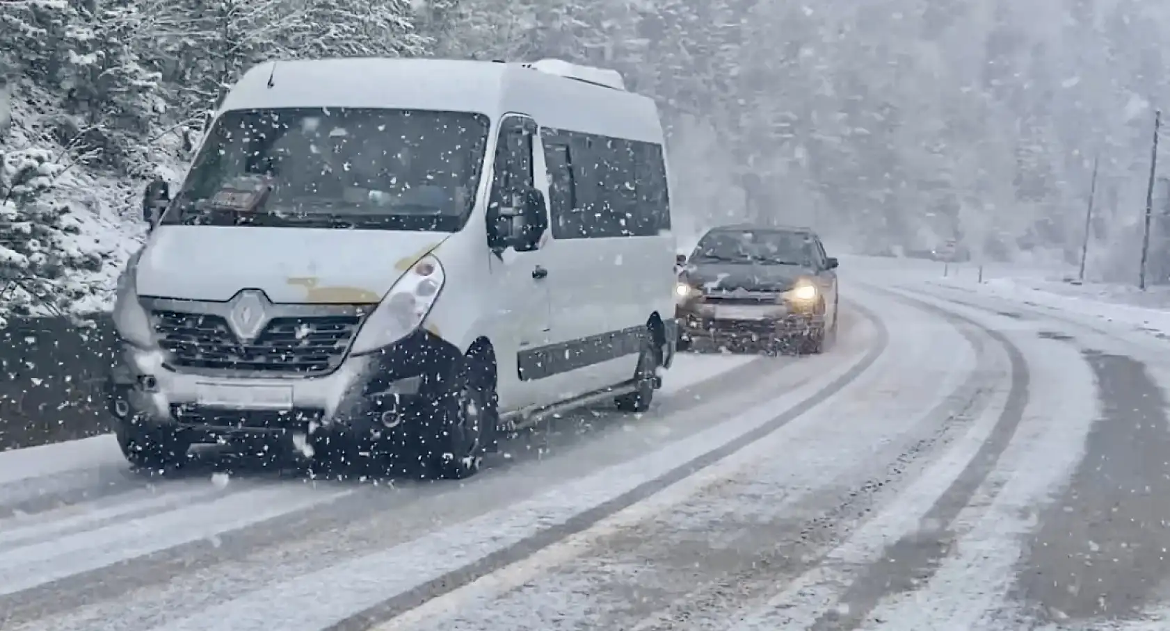 Lapa lapa kar yağıyor