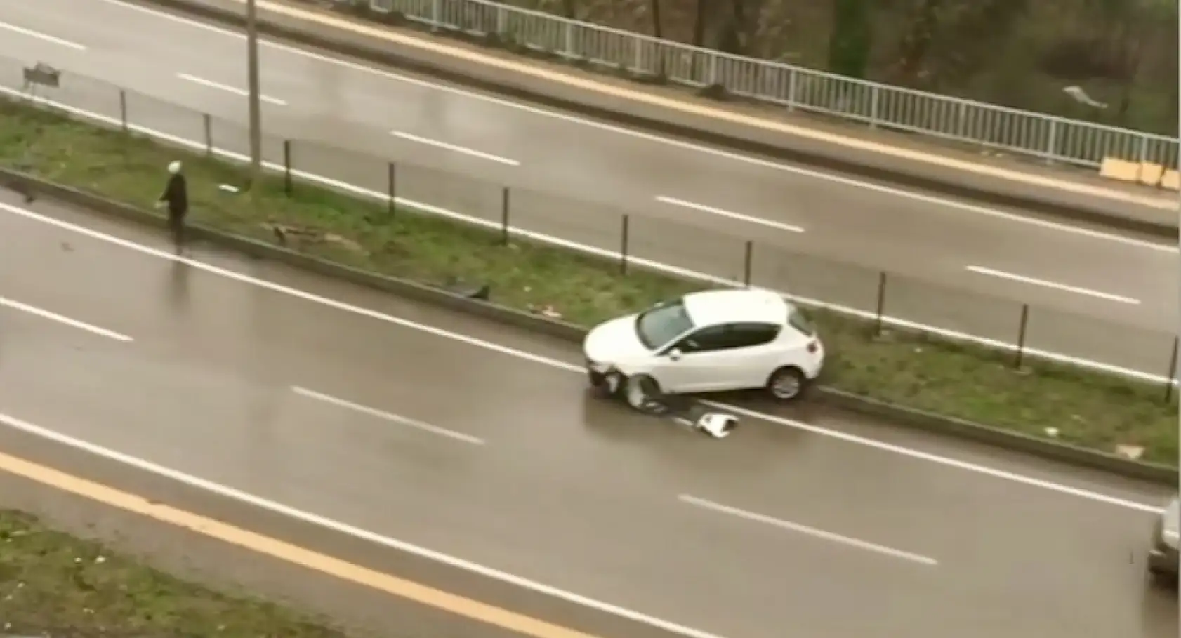 Kayan araç orta refüje çıktı