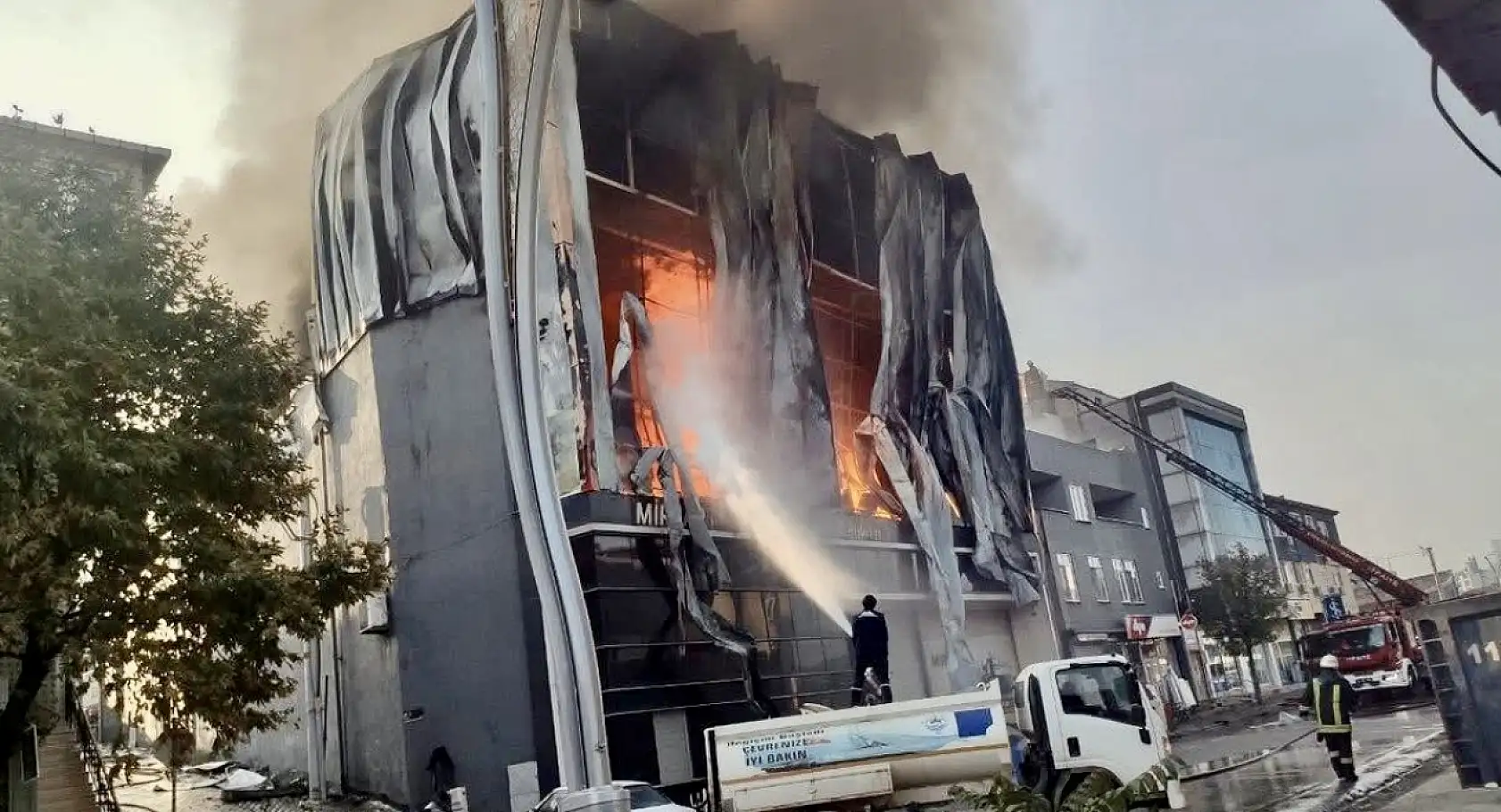 Kozmetik fabrikasında yangın