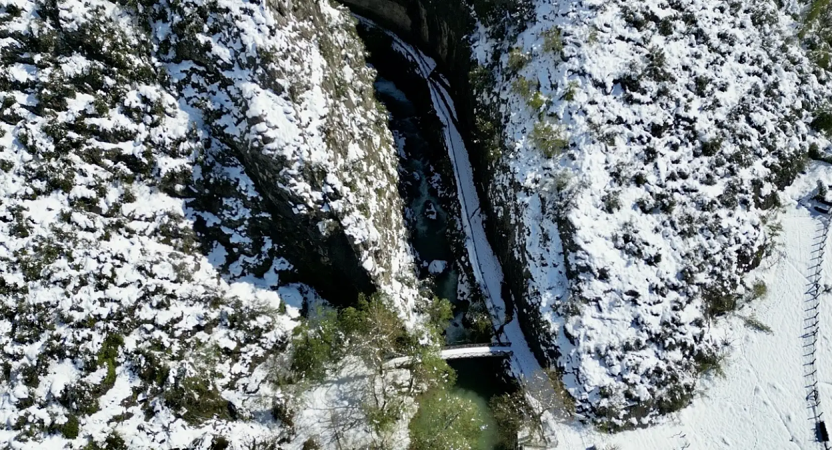 Aşk acısını dindiren şelale karla kaplandı