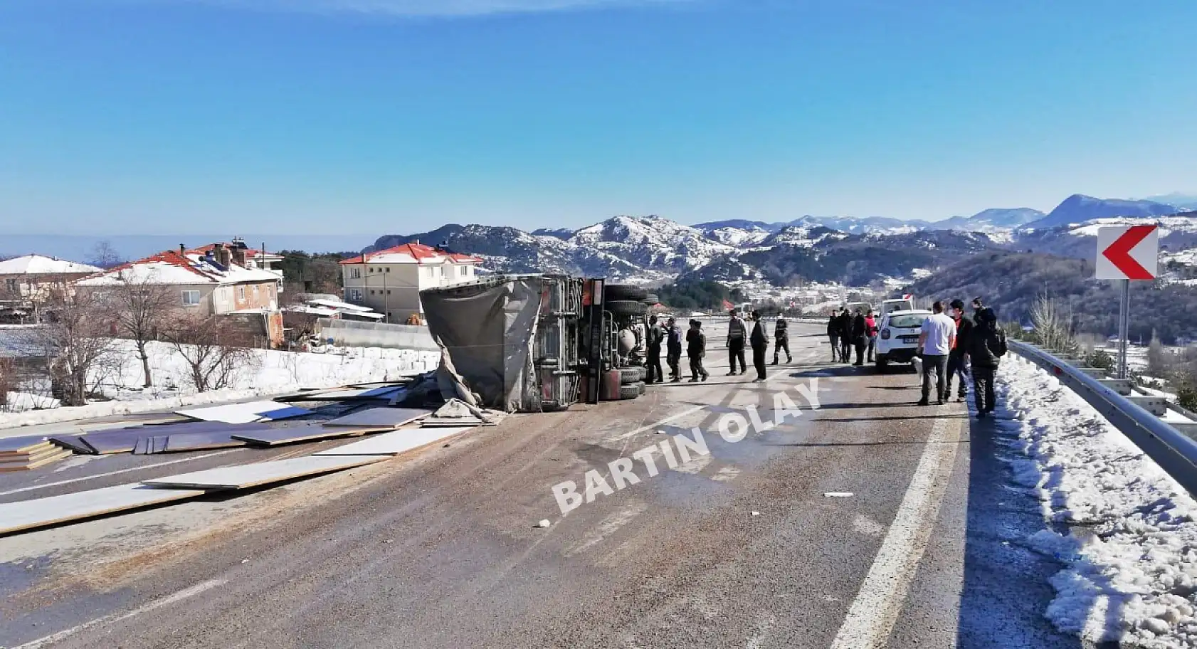 Freni boşalan kamyon devrildi