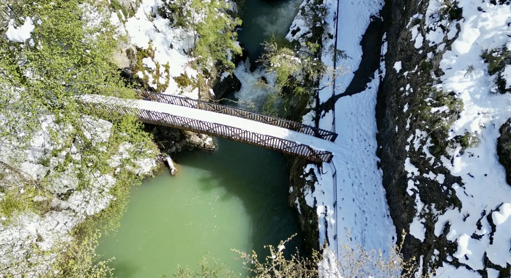 Aşk acısını dindiren şelale karla kaplandı