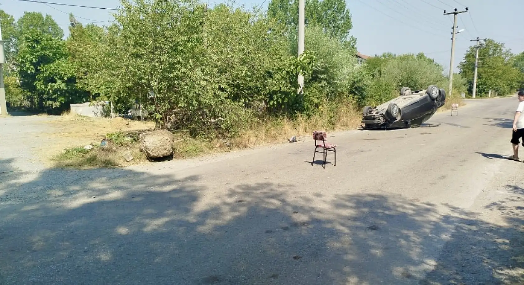 Direğe çarpan araç takla attı